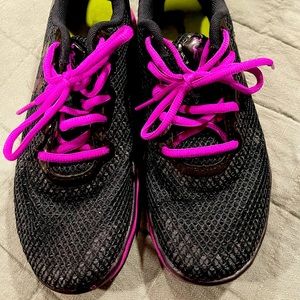 Gently used Under Armour tennis shoes. No rips, tears or holes.